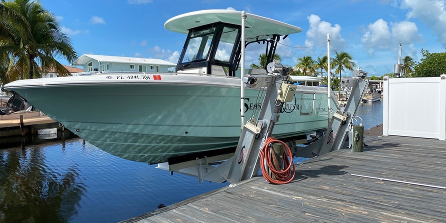 Robalo centre console r272