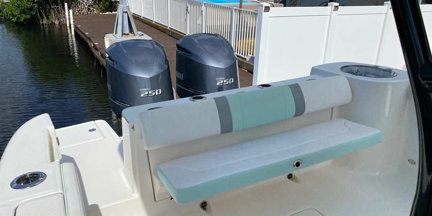 Robalo centre console r272