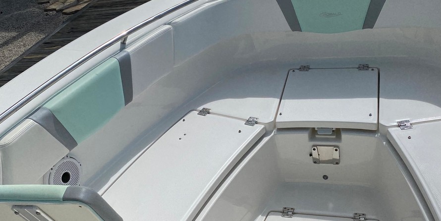Robalo centre console r272