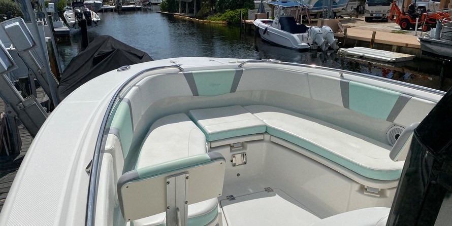 Robalo centre console r272