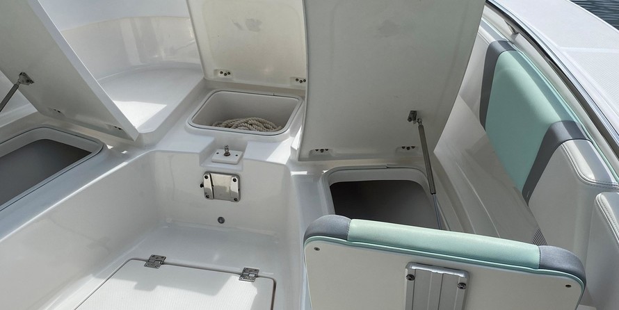 Robalo centre console r272