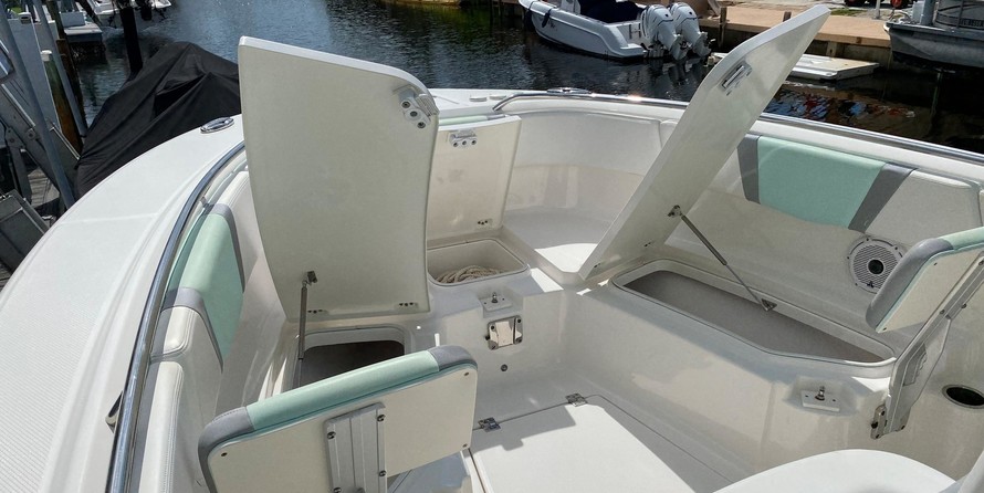 Robalo centre console r272