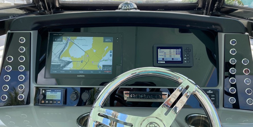 Robalo centre console r272