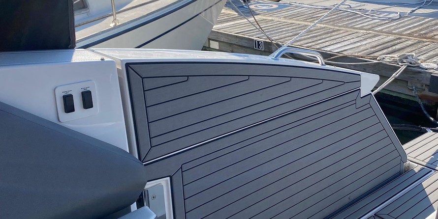 Cruisers Yachts 38 Express