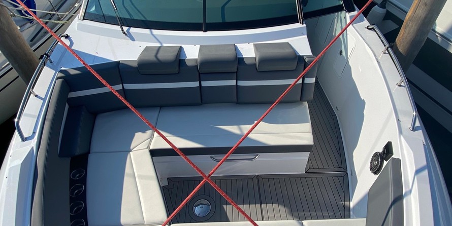 Cruisers Yachts 38 Express