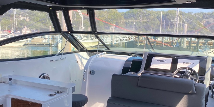 Cruisers Yachts 38 Express