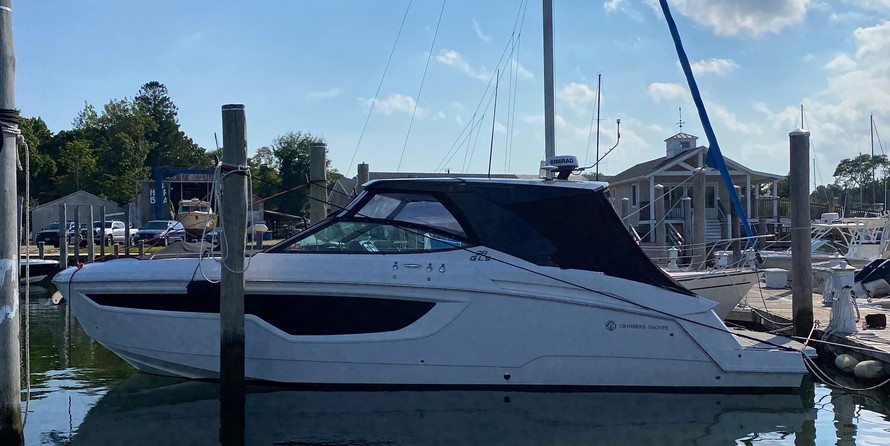 Cruisers Yachts 38 Express