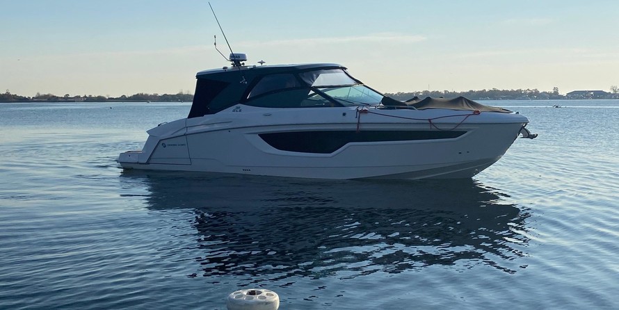 Cruisers Yachts 38 Express