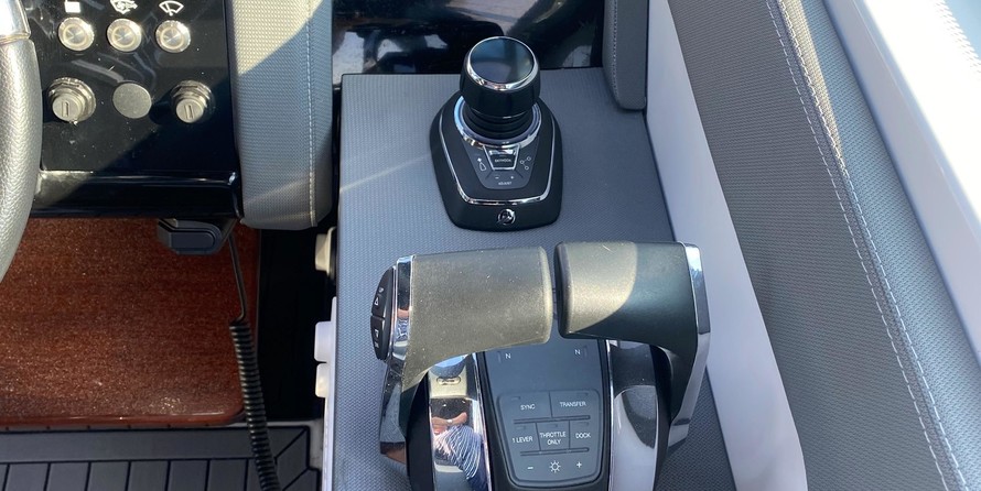 Cruisers Yachts 38 Express