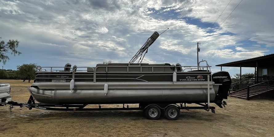 Sun Tracker Fishin Barge 24 XP3