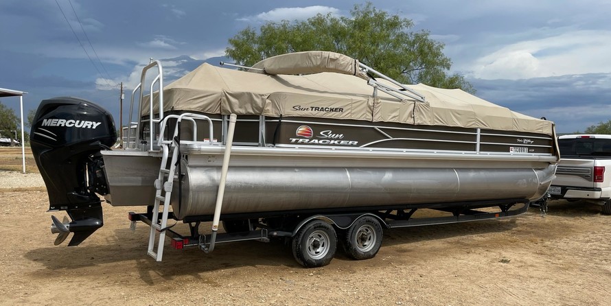 Sun Tracker Fishin Barge 24 XP3