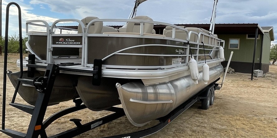 Sun Tracker Fishin Barge 24 XP3