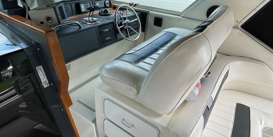 Sea ray 390 express cruiser