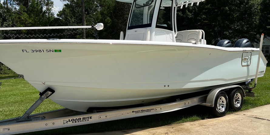 Sea Hunt Gamefish 27 with Coffin Box