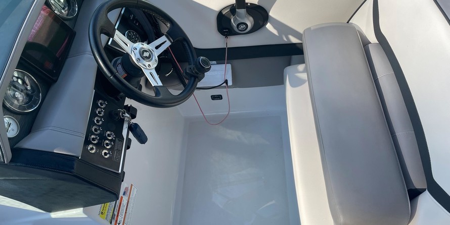 Four Winns Vista 255