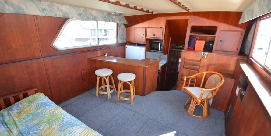 Chris-Craft Commander 44