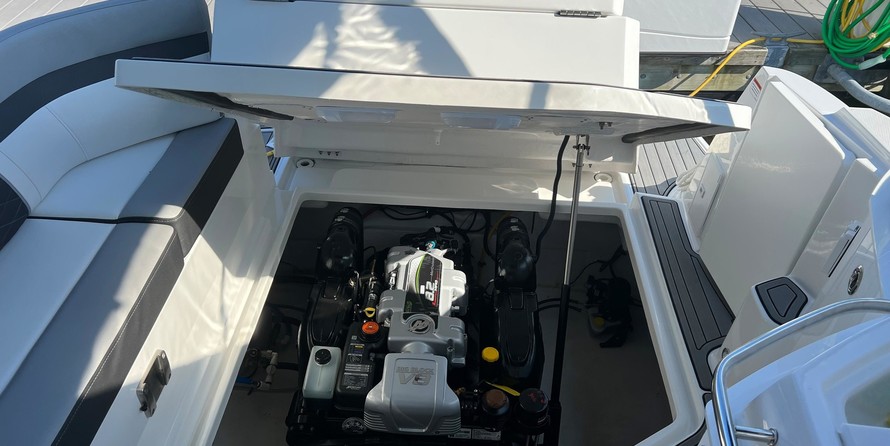 Monterey 295 Sport Yacht