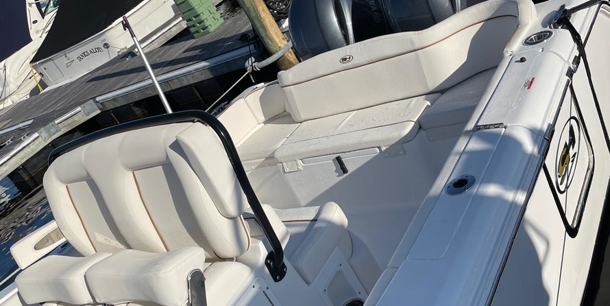 Sea Ray hunt ultra 211