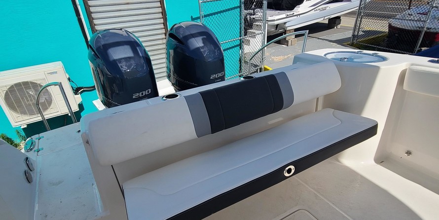 Robalo centre console r272