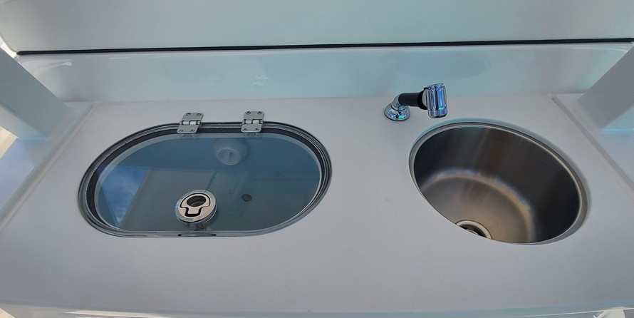 Robalo centre console r272