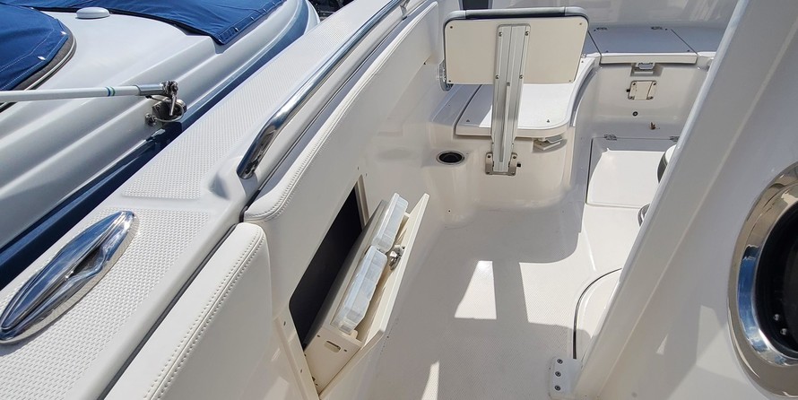 Robalo centre console r272