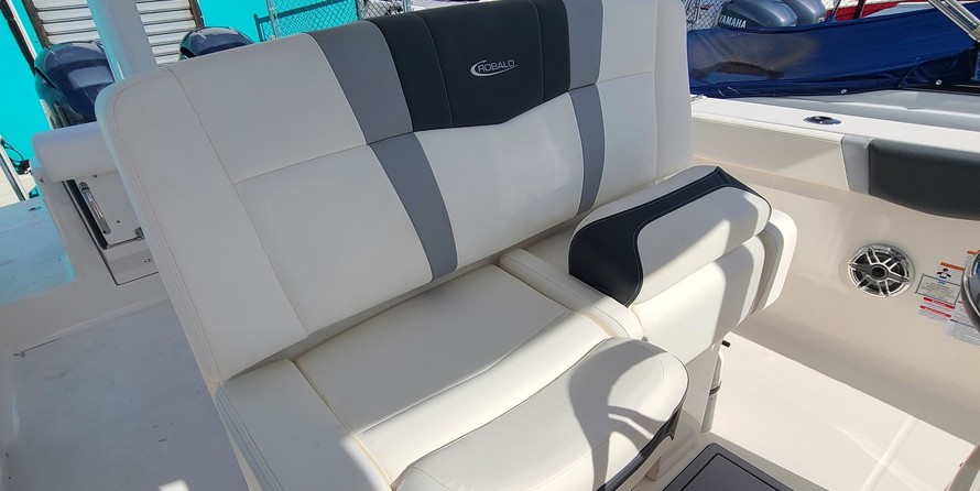 Robalo centre console r272