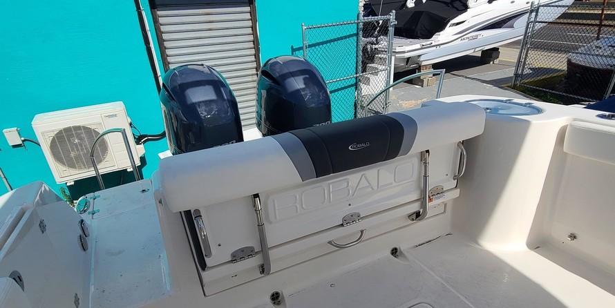 Robalo centre console r272