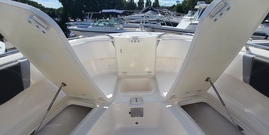 Robalo centre console r272