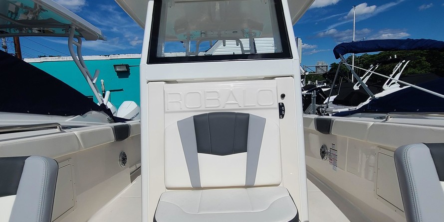 Robalo centre console r272