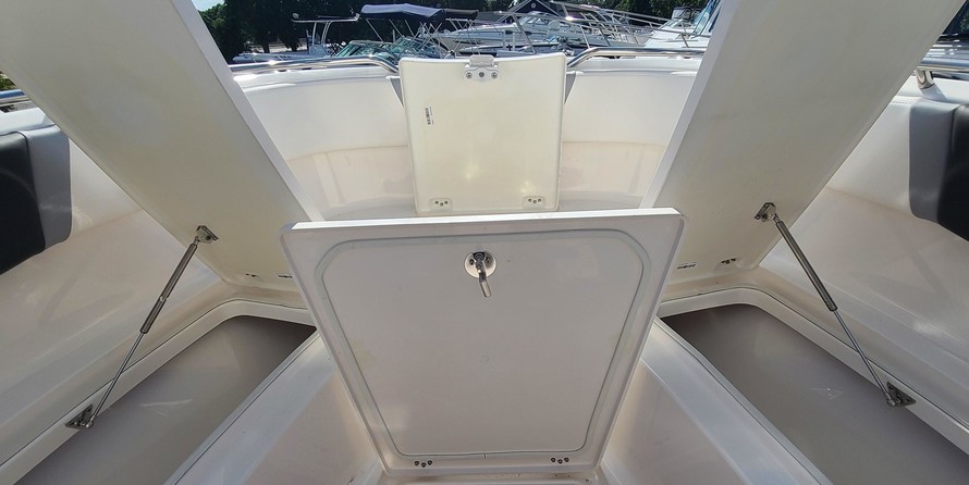 Robalo centre console r272