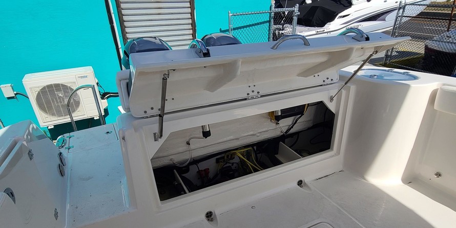 Robalo centre console r272