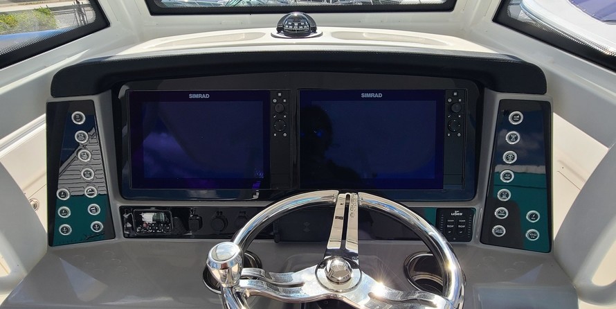 Robalo centre console r272