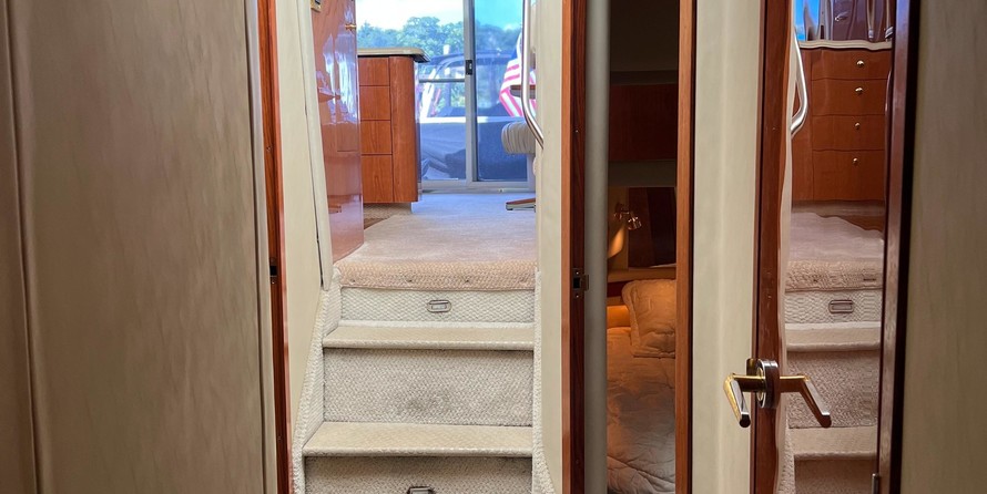 Sea ray 480 sedan bridge