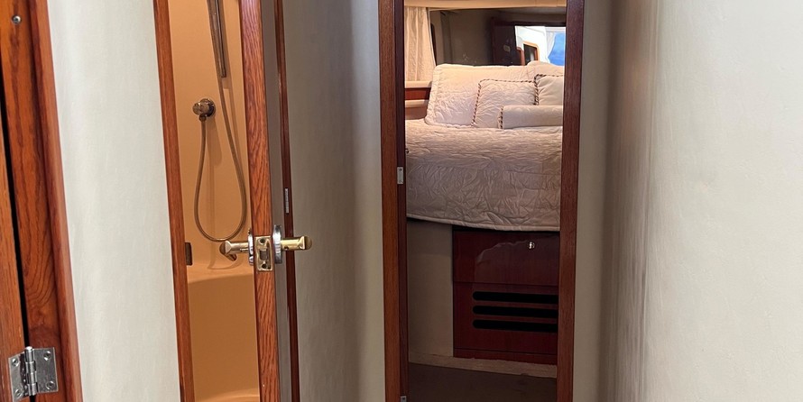 Sea ray 480 sedan bridge