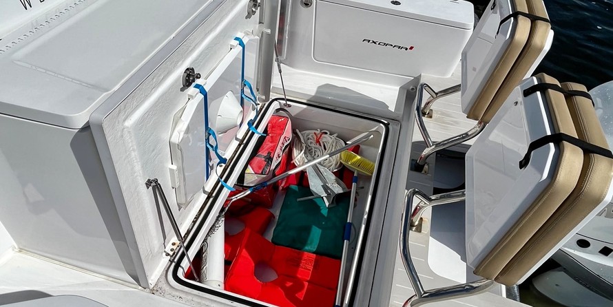 Axopar 28 Cabin