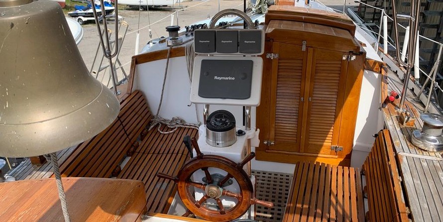 Cascade Center Cockpit