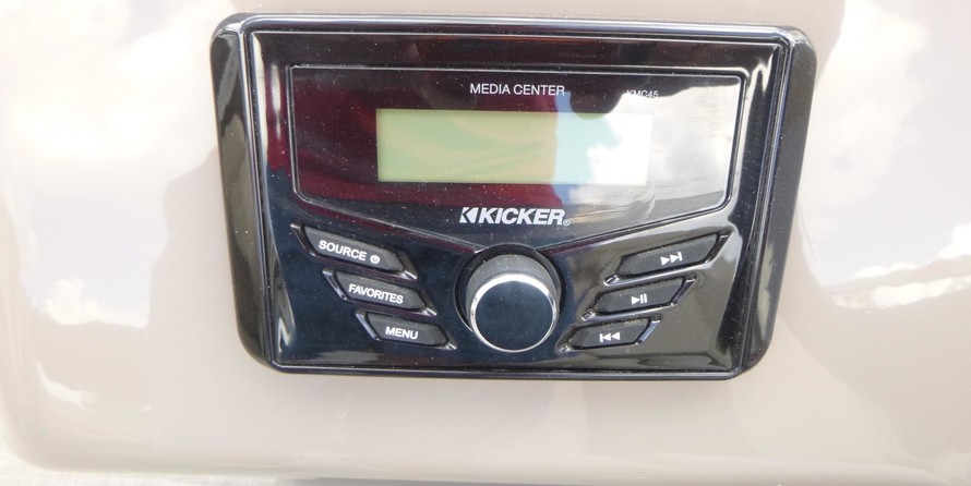 Sun Tracker Party Barge 22 DLX