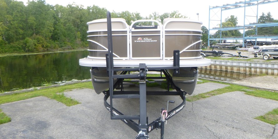Sun Tracker Party Barge 22 DLX
