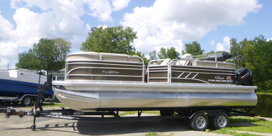 Sun Tracker Party Barge 22 DLX
