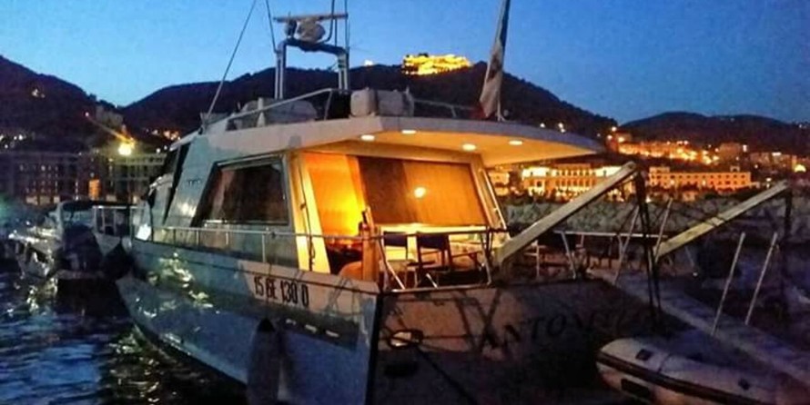 60 x 16 tri-toon passenger vessel