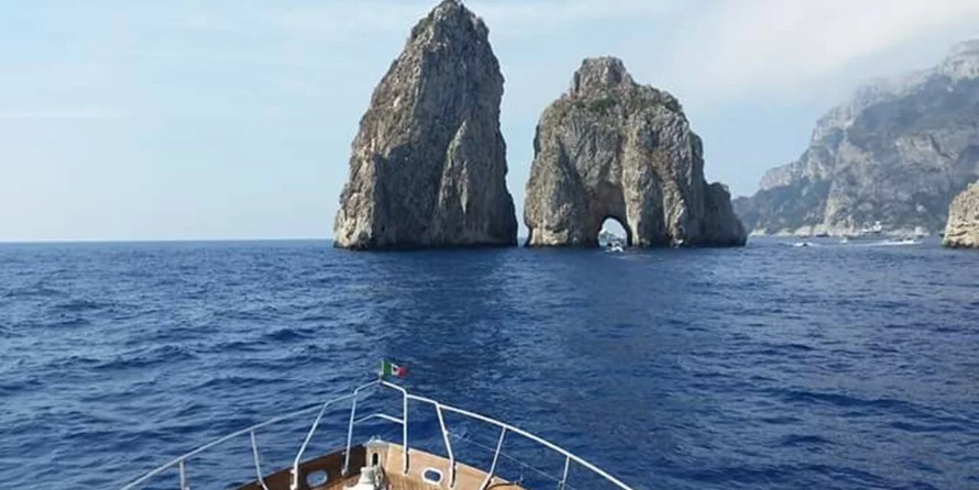 60 x 16 tri-toon passenger vessel