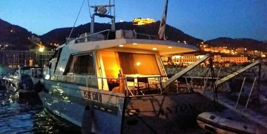 60 x 16 tri-toon passenger vessel