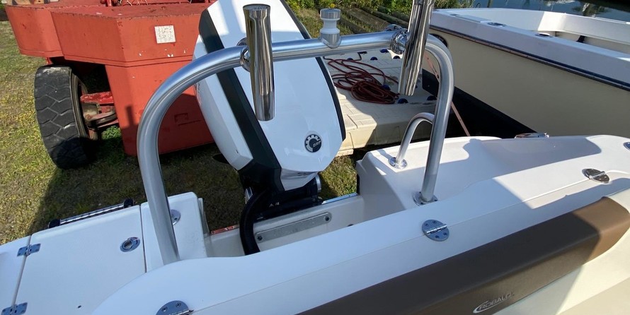 Robalo r200
