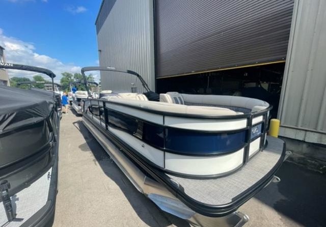 60 x 16 tri-toon passenger vessel