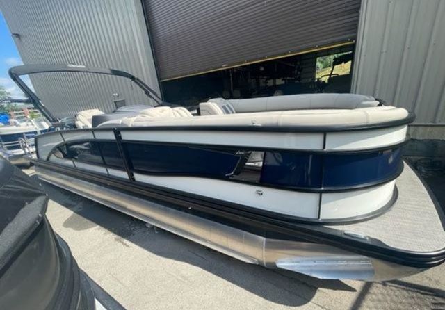 60 x 16 tri-toon passenger vessel