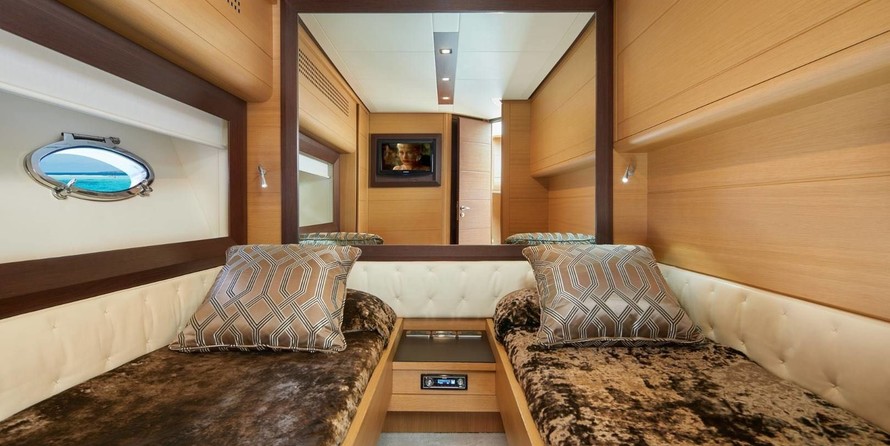 Pershing 72