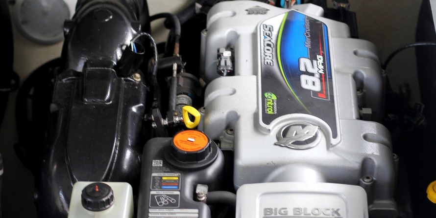 Formula 350 Crossover Bowrider