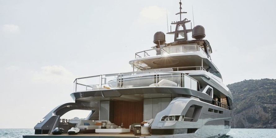 AZIMUT GRANDE 38 METRI TRI-DECK