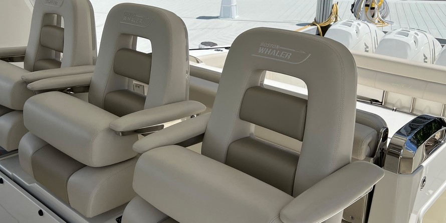 Boston Whaler 420 Outrage