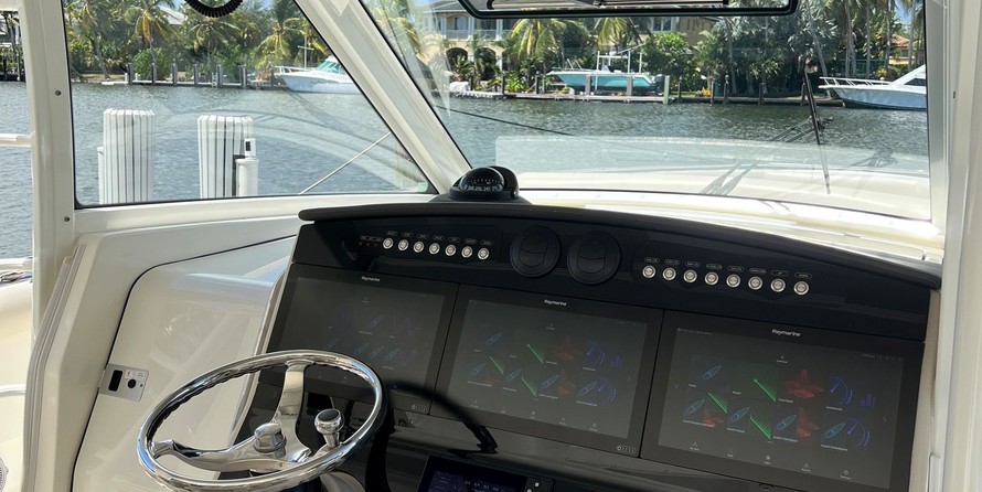 Boston Whaler 420 Outrage